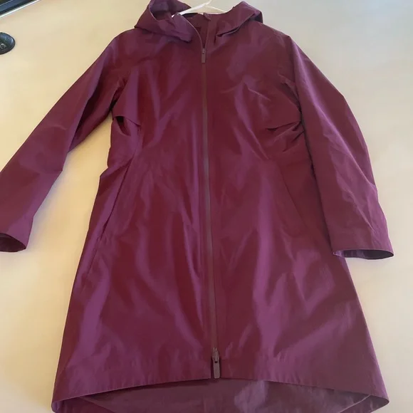 Lululemon Womens Right as Rain Jacket Coat 8 Maroon Winter